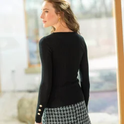 Trui in kouseribbeltricot, met officiersknopen