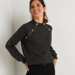 Trui in patenttricot en glanzende draad, met knopen