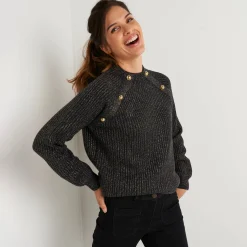 Trui in patenttricot en glanzende draad, met knopen