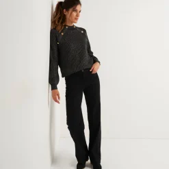 Trui in patenttricot en glanzende draad, met knopen