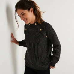 Trui in patenttricot en glanzende draad, met knopen