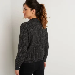 Trui in patenttricot en glanzende draad, met knopen