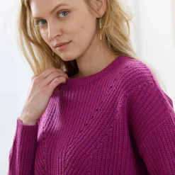Trui in patenttricot met ronde hals, details met ajour