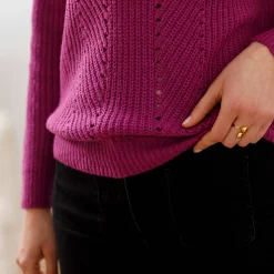 Trui in patenttricot met ronde hals, details met ajour
