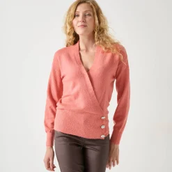Trui in wikkelstijl met juweelknopen