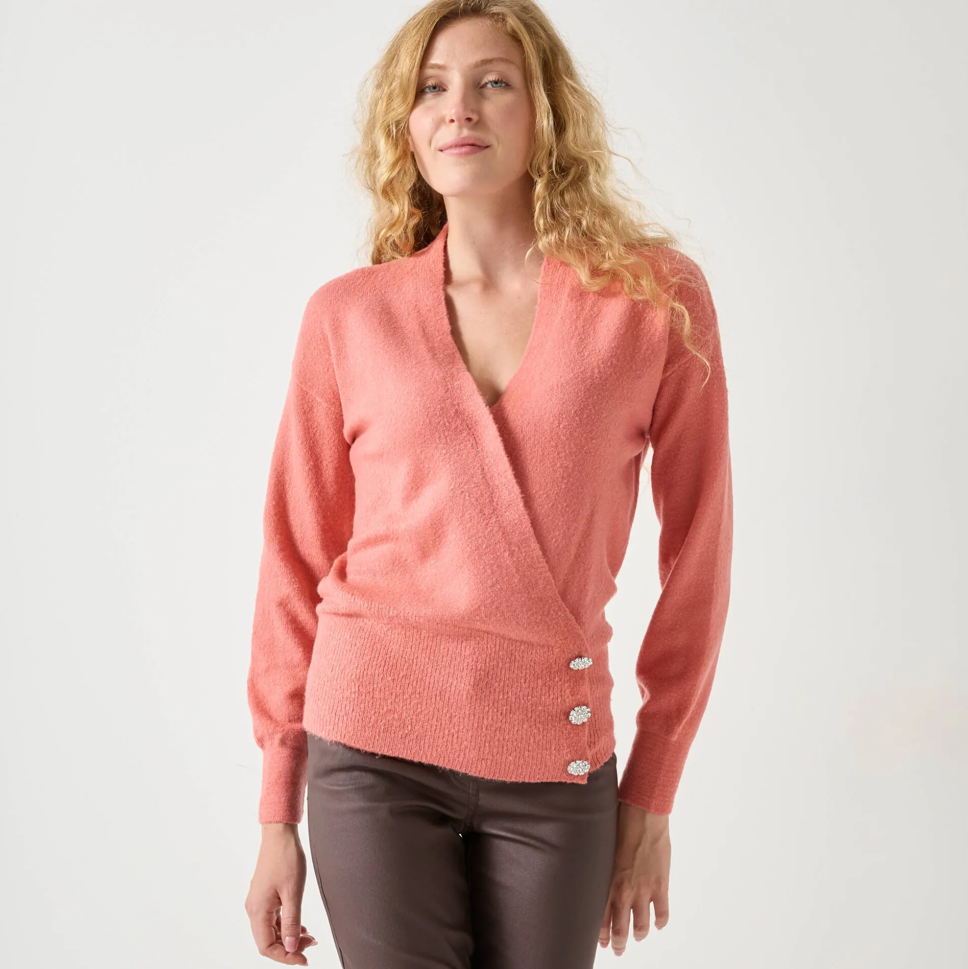 Trui in wikkelstijl met juweelknopen