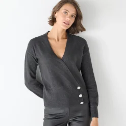 Trui in wikkelstijl met juweelknopen