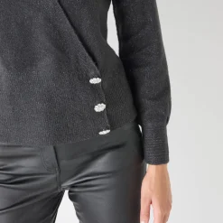 Trui in wikkelstijl met juweelknopen