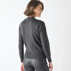 Trui in wikkelstijl met juweelknopen