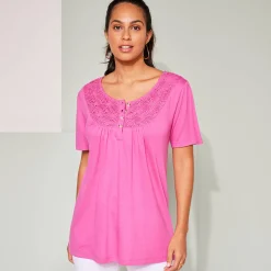 T-shirt met macramé en korte mouwen