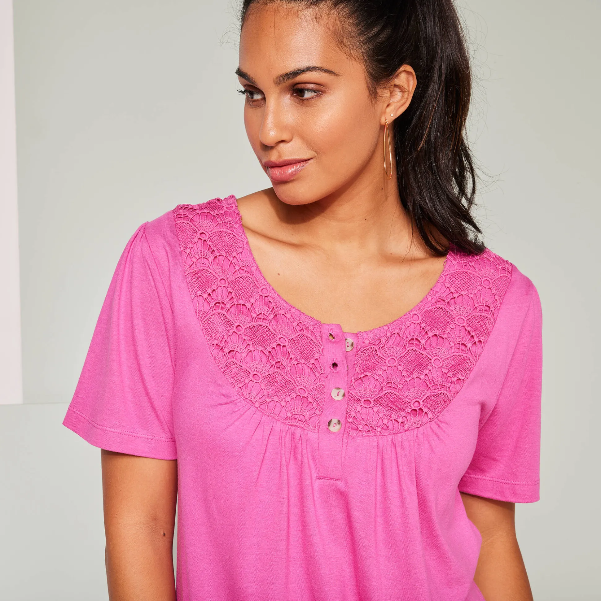 T-shirt met macramé en korte mouwen