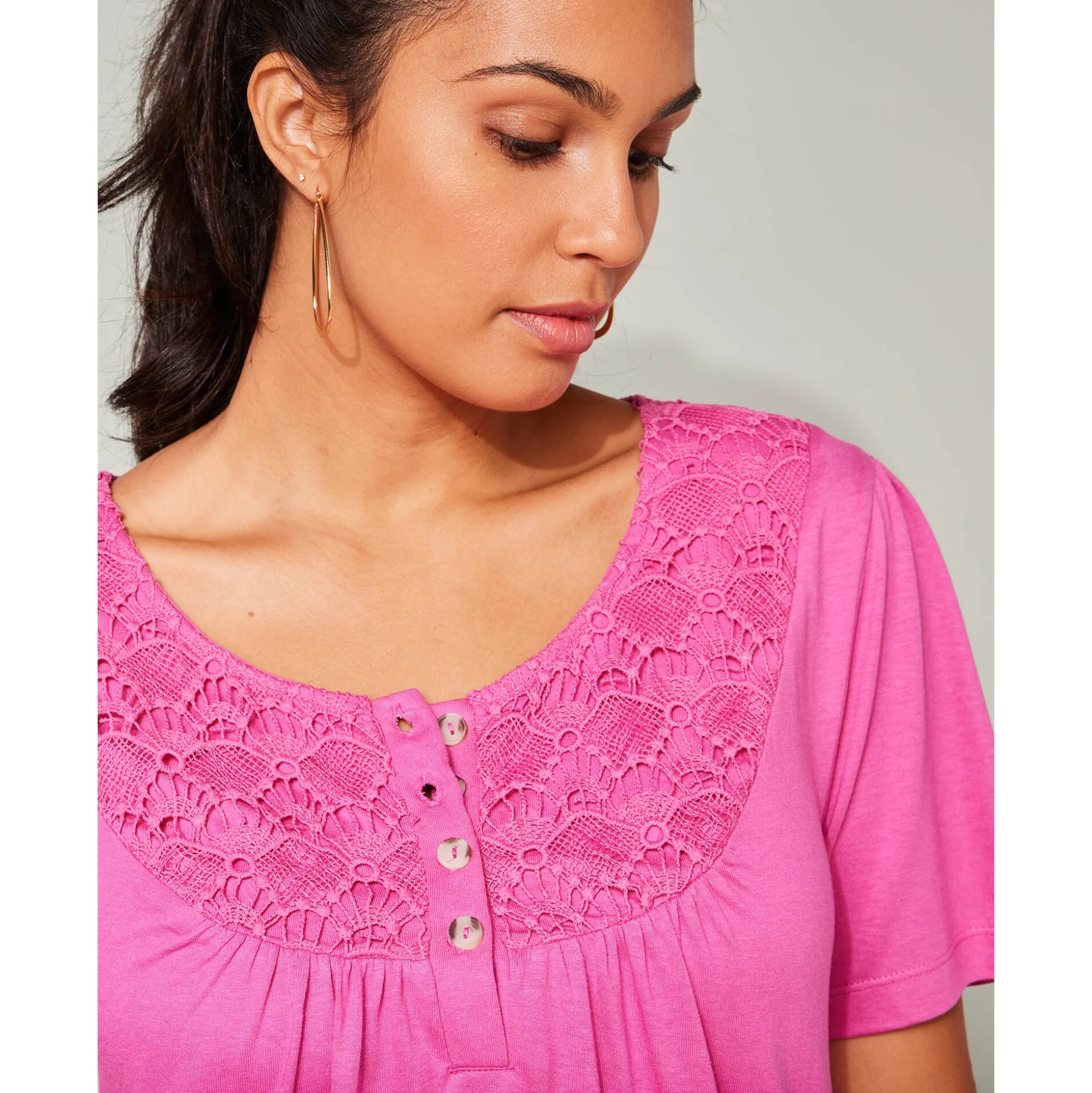 T-shirt met macramé en korte mouwen