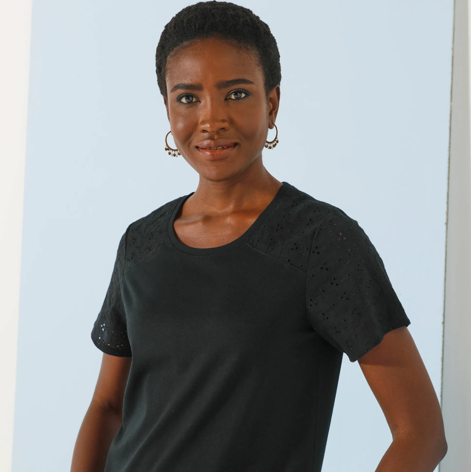 T-shirt met ronde hals en korte mouwen, detail in broderie anglaise