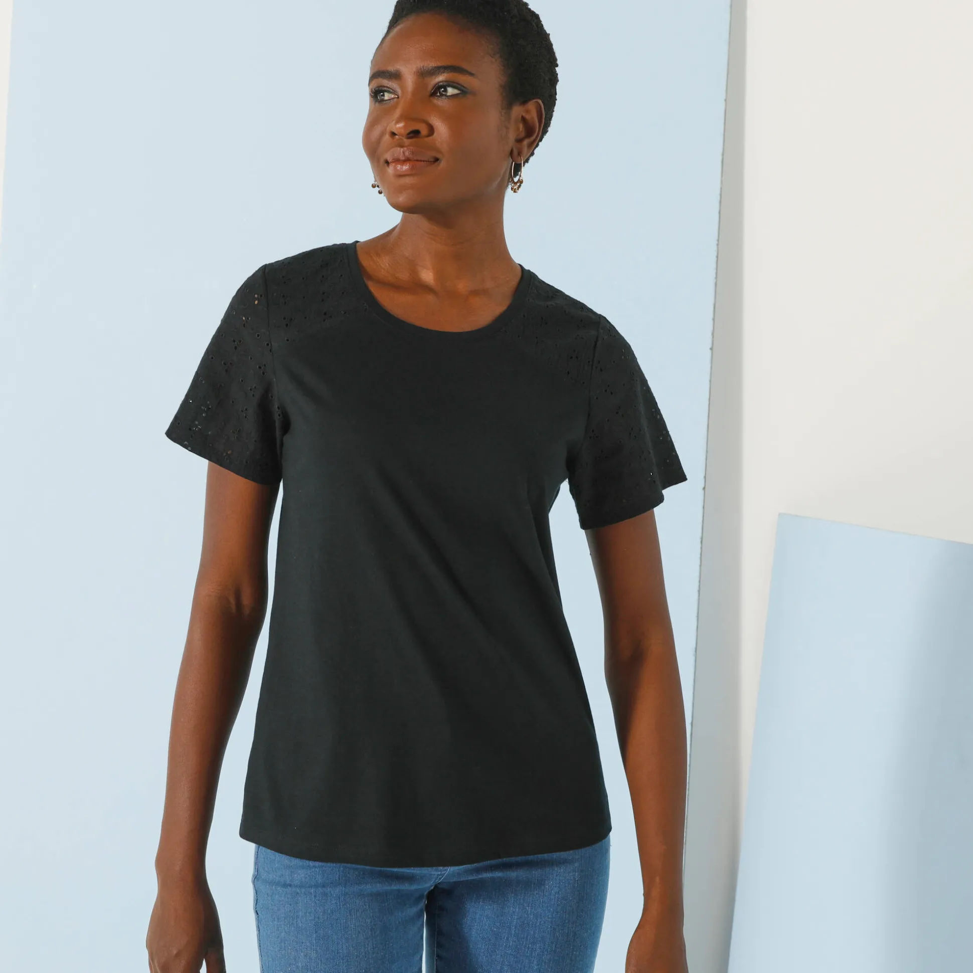 T-shirt met ronde hals en korte mouwen, detail in broderie anglaise