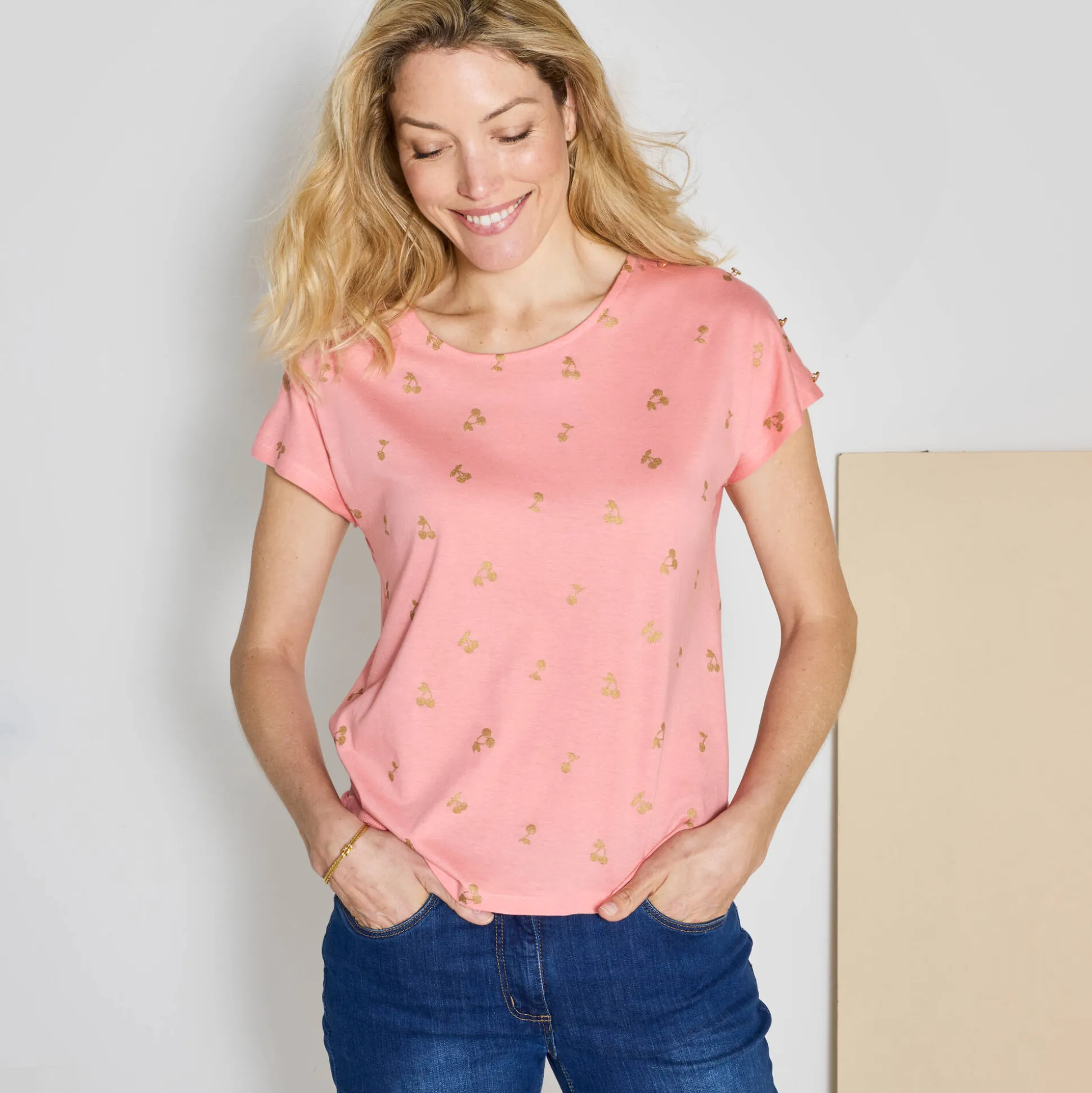 T-shirt met ronde hals en goudkleurige kersenprint