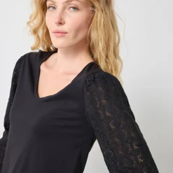 T-shirt met V-hals en kanten mouwen