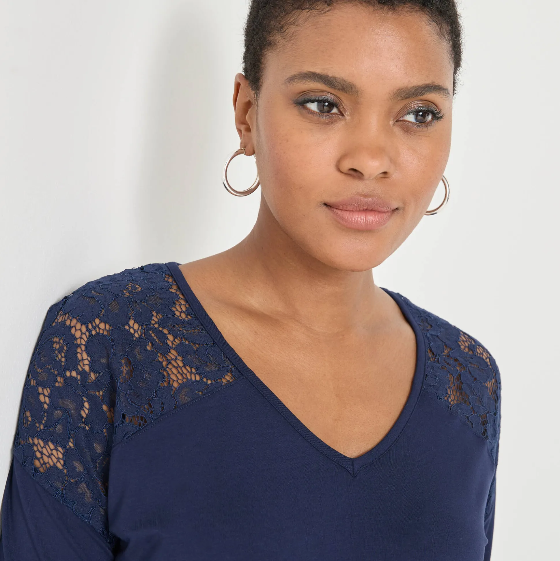 T-shirt met V-hals en lange mouwen in kant