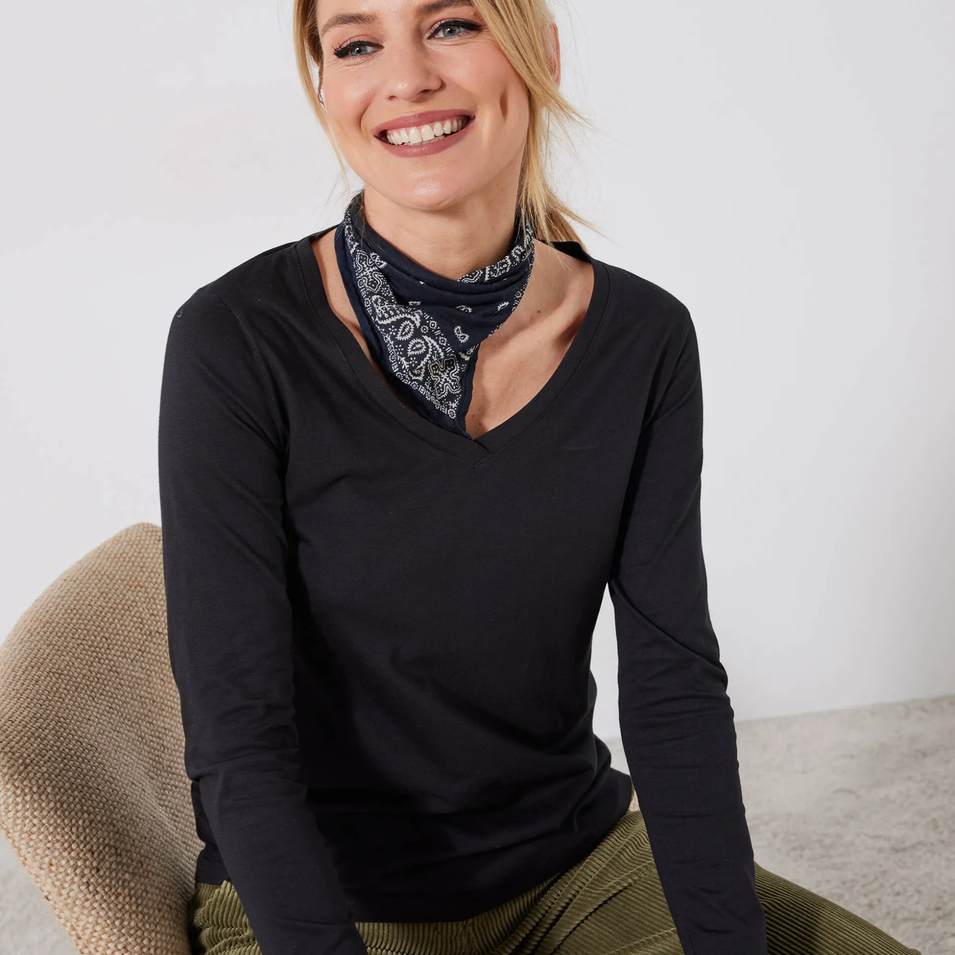 T-shirt met V-hals en lange mouwen