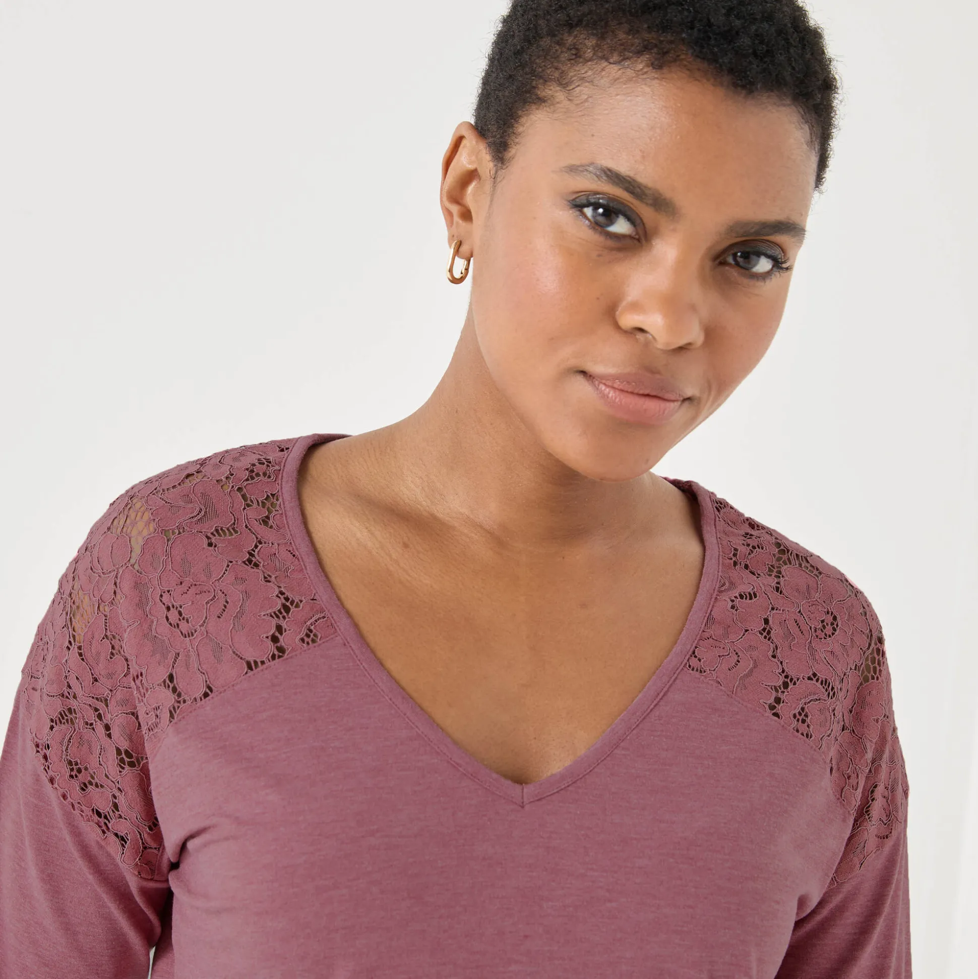 T-shirt met V-hals en lange mouwen in kant