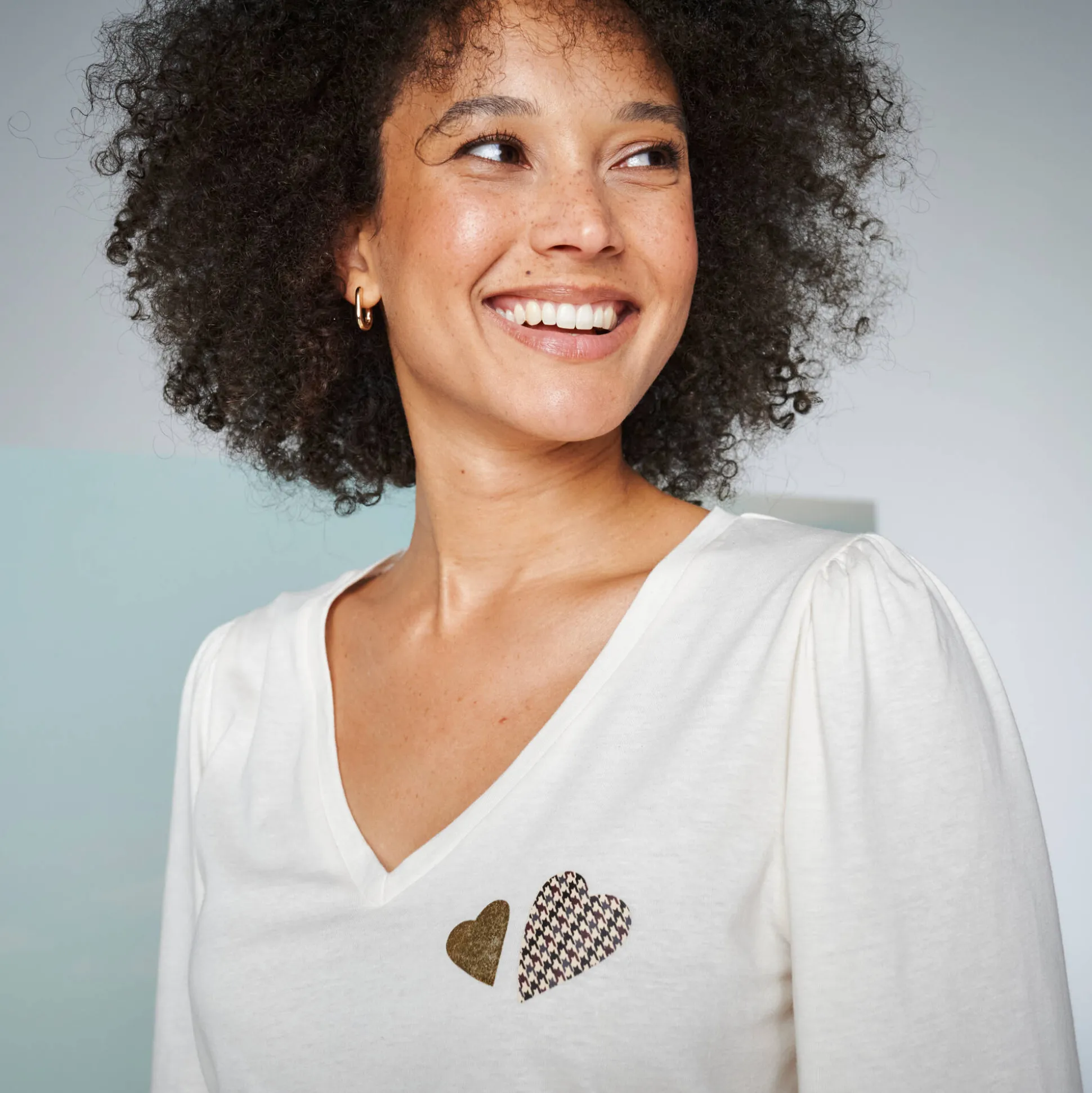 T-shirt met V-hals, hartjesprint