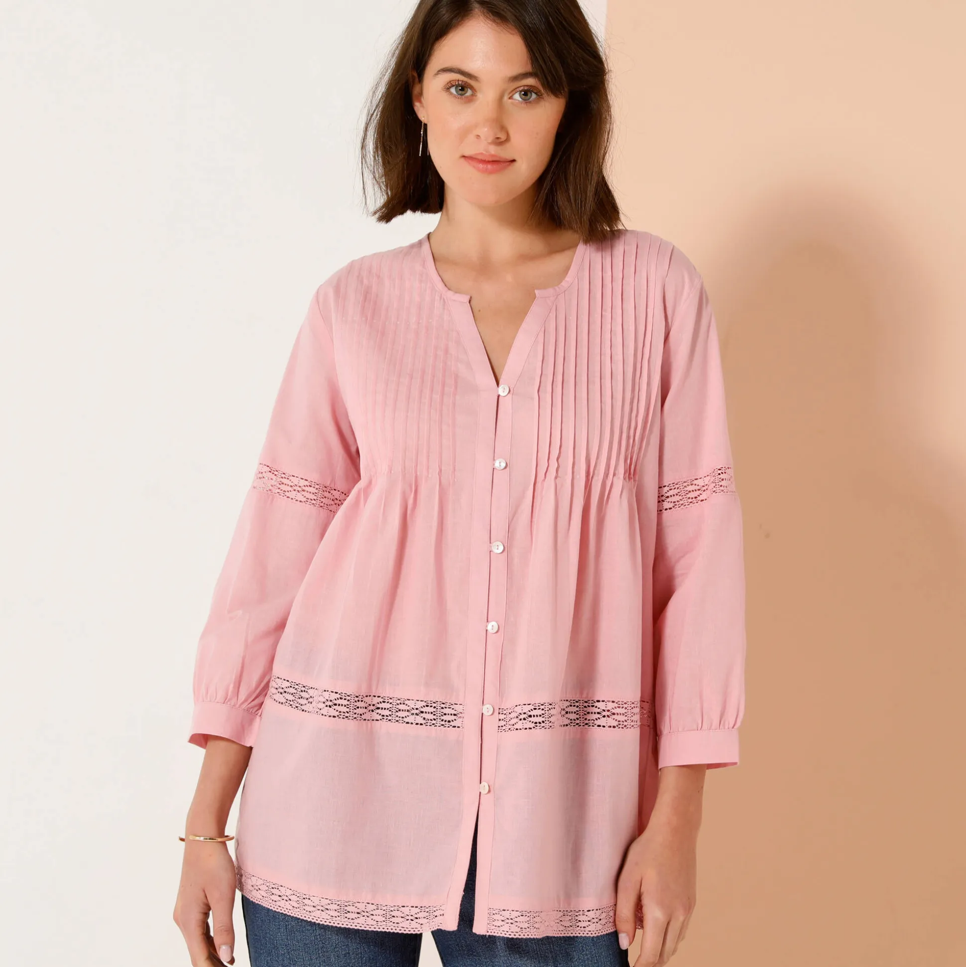Tuniek met knoopsluiting en plooitjes, macramé