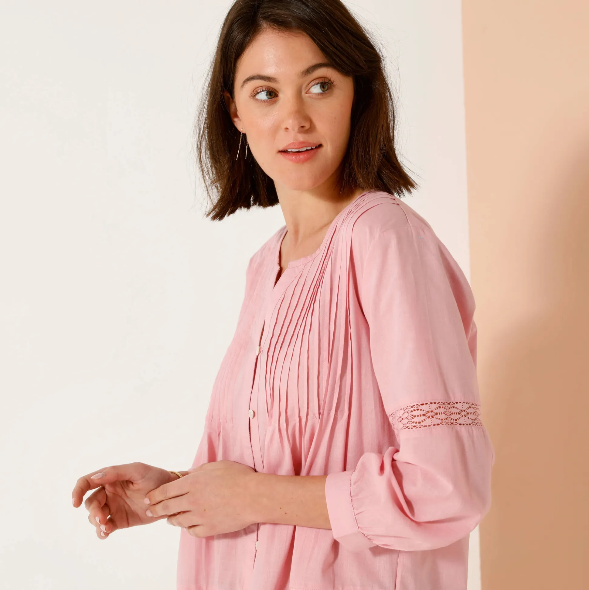 Tuniek met knoopsluiting en plooitjes, macramé