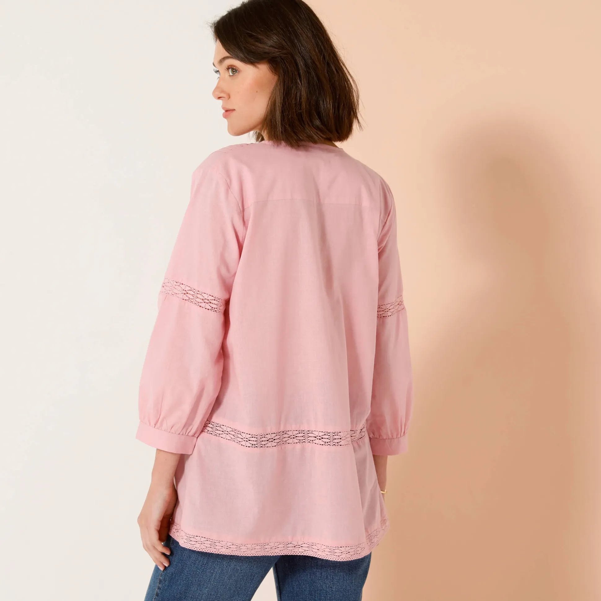 Tuniek met knoopsluiting en plooitjes, macramé