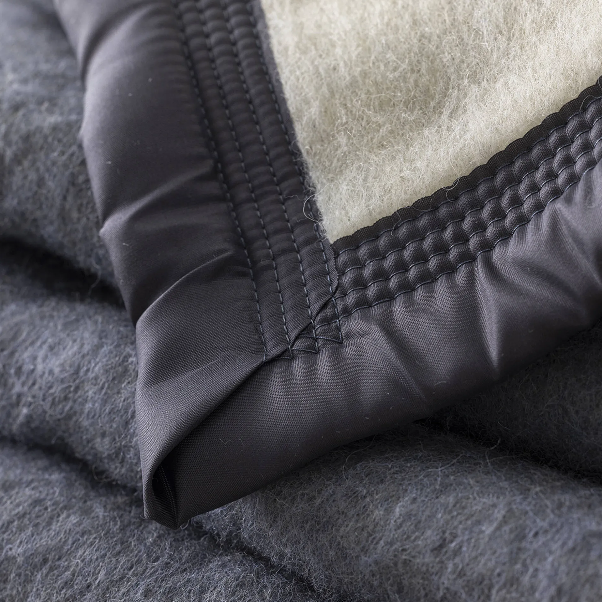 Tweekleurig deken in wol 600g/m2