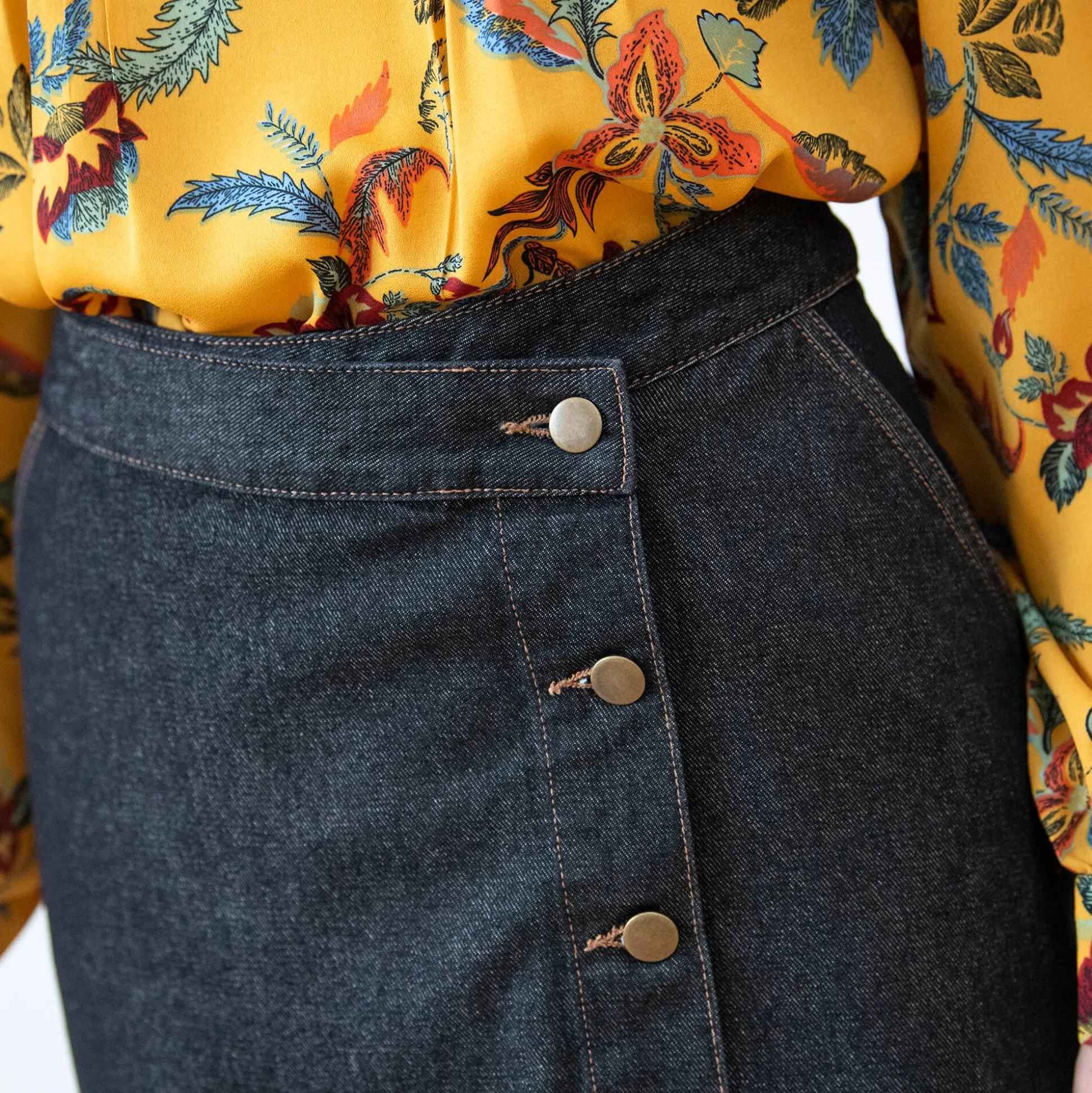 Uiltlopende jeansrok in wikkelstijl