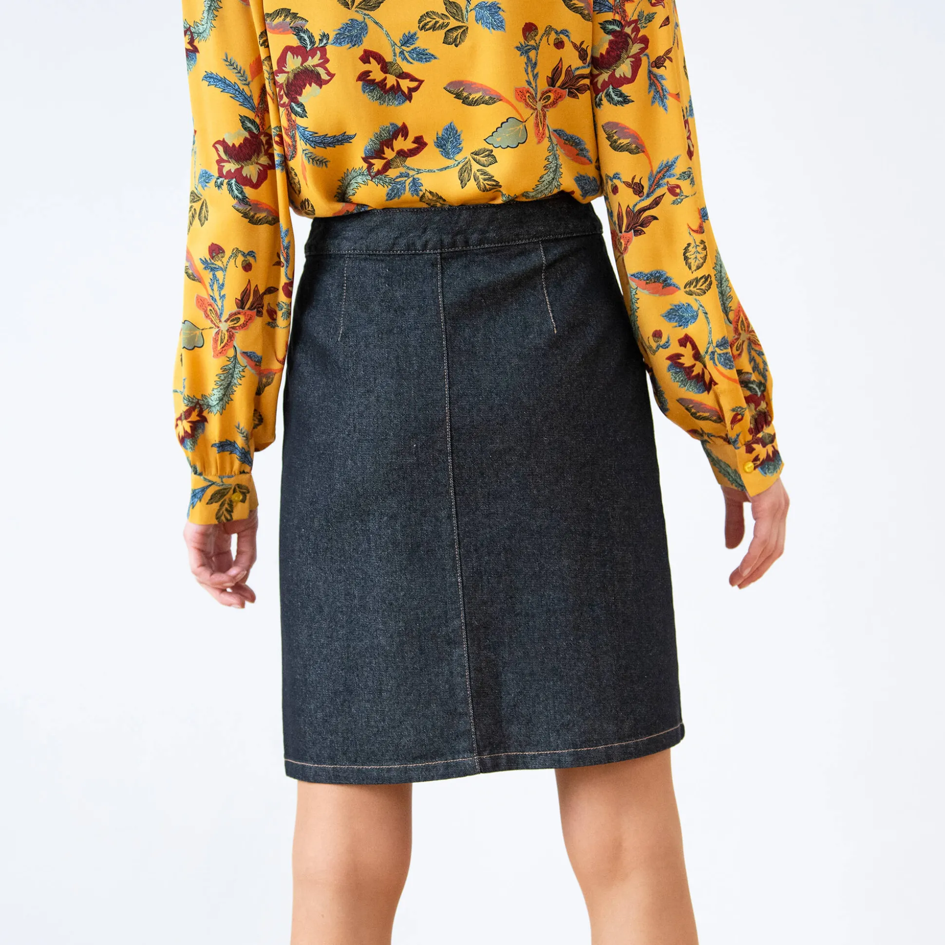 Uiltlopende jeansrok in wikkelstijl