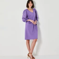 Uitlopende korte jurk, details in broderie anglaise
