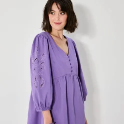 Uitlopende korte jurk, details in broderie anglaise