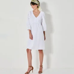 Uitlopende korte jurk, details in broderie anglaise