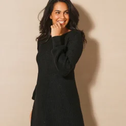 Uitlopende trui-jurk in patenttricot