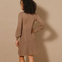 Uitlopende trui-jurk in patenttricot