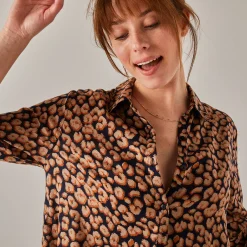 Uitlopende tuniek met knoopsluiting en dierenhuidprint