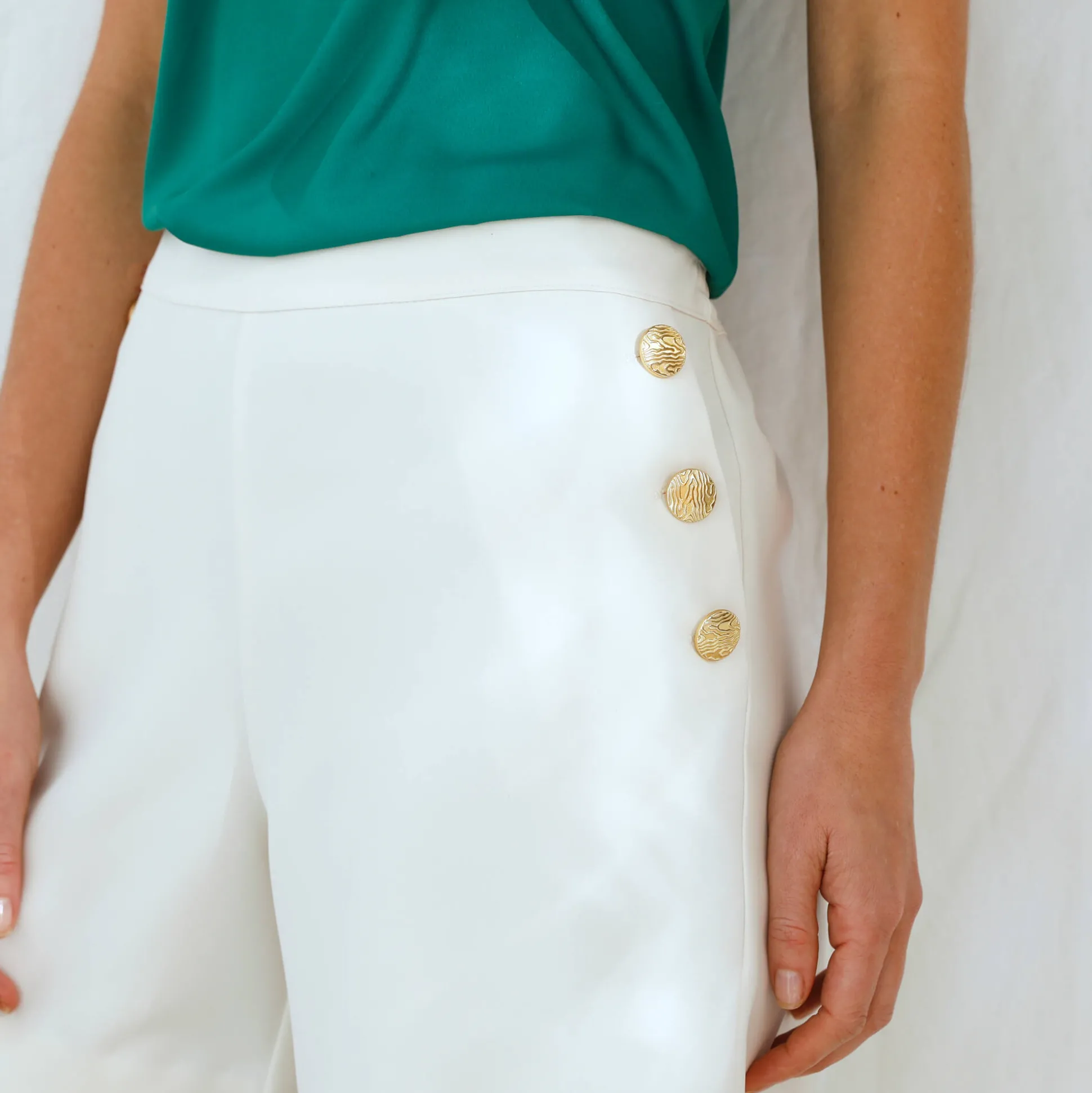 Urban short met knoopsluiting in 'pand' effect