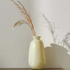 Vass in zandkleur, halfdoorzichtig glas