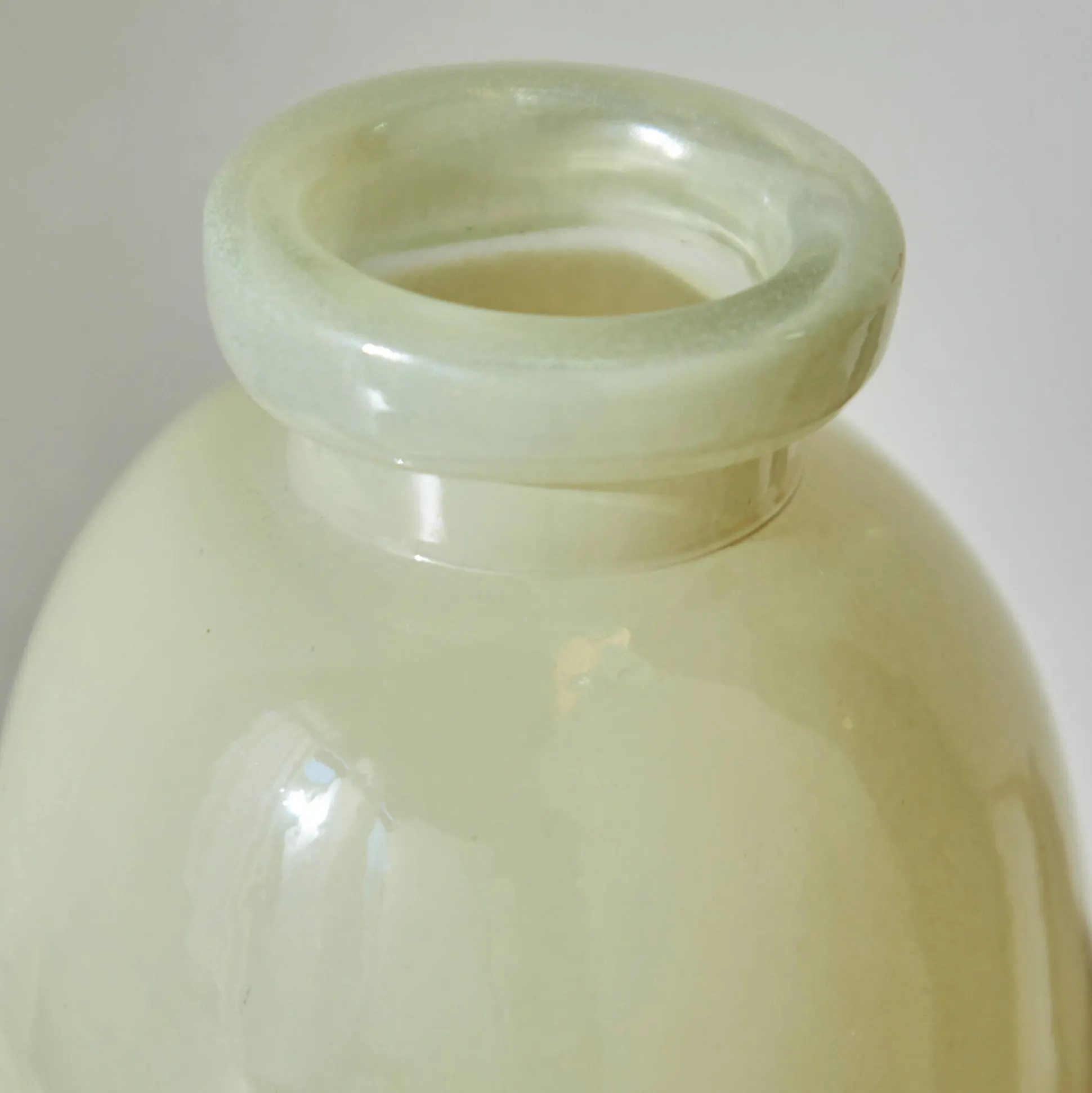 Vass in zandkleur, halfdoorzichtig glas