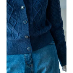 Vest in fantasietricot met kabelmotieven, knoopsluiting