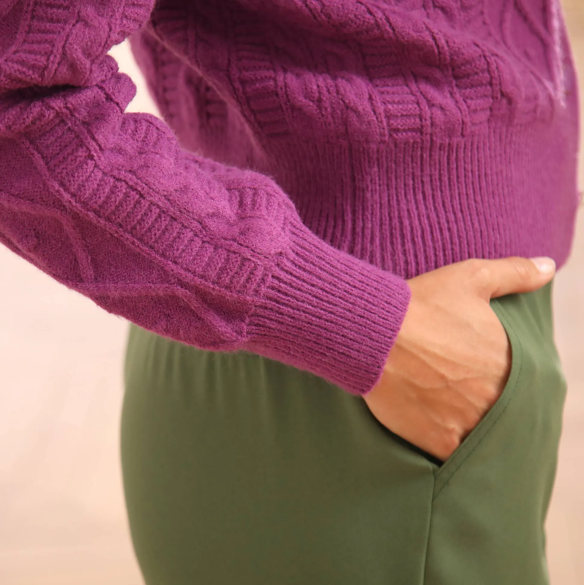 Vest in fantasietricot met kabelmotieven, knoopsluiting