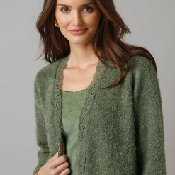Vest in harig tricot, detail in macramé