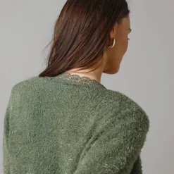 Vest in harig tricot, detail in macramé