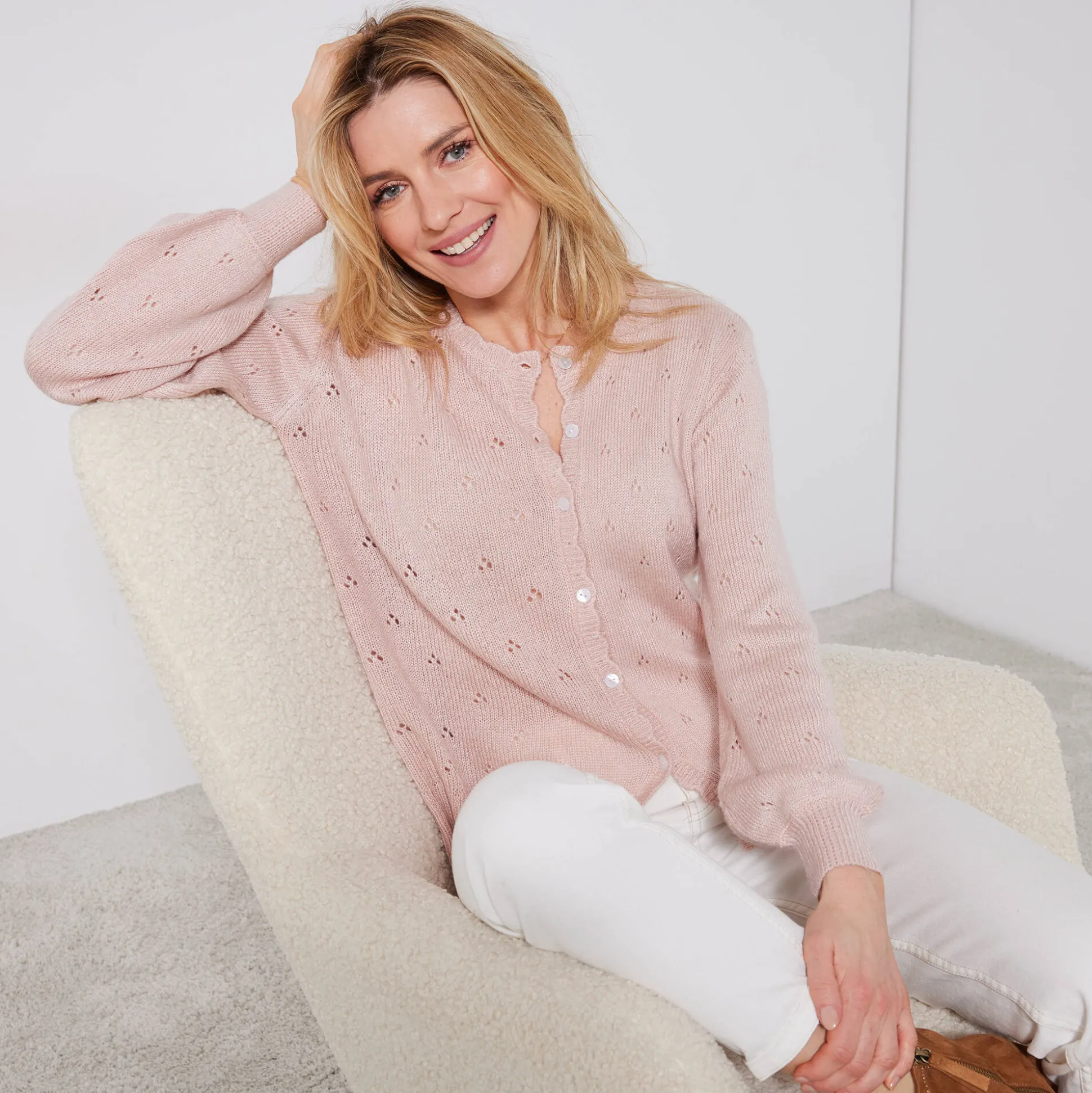 Vest met knoopsluiting en geschulpte afwerking, pointelletricot met mohairtouch