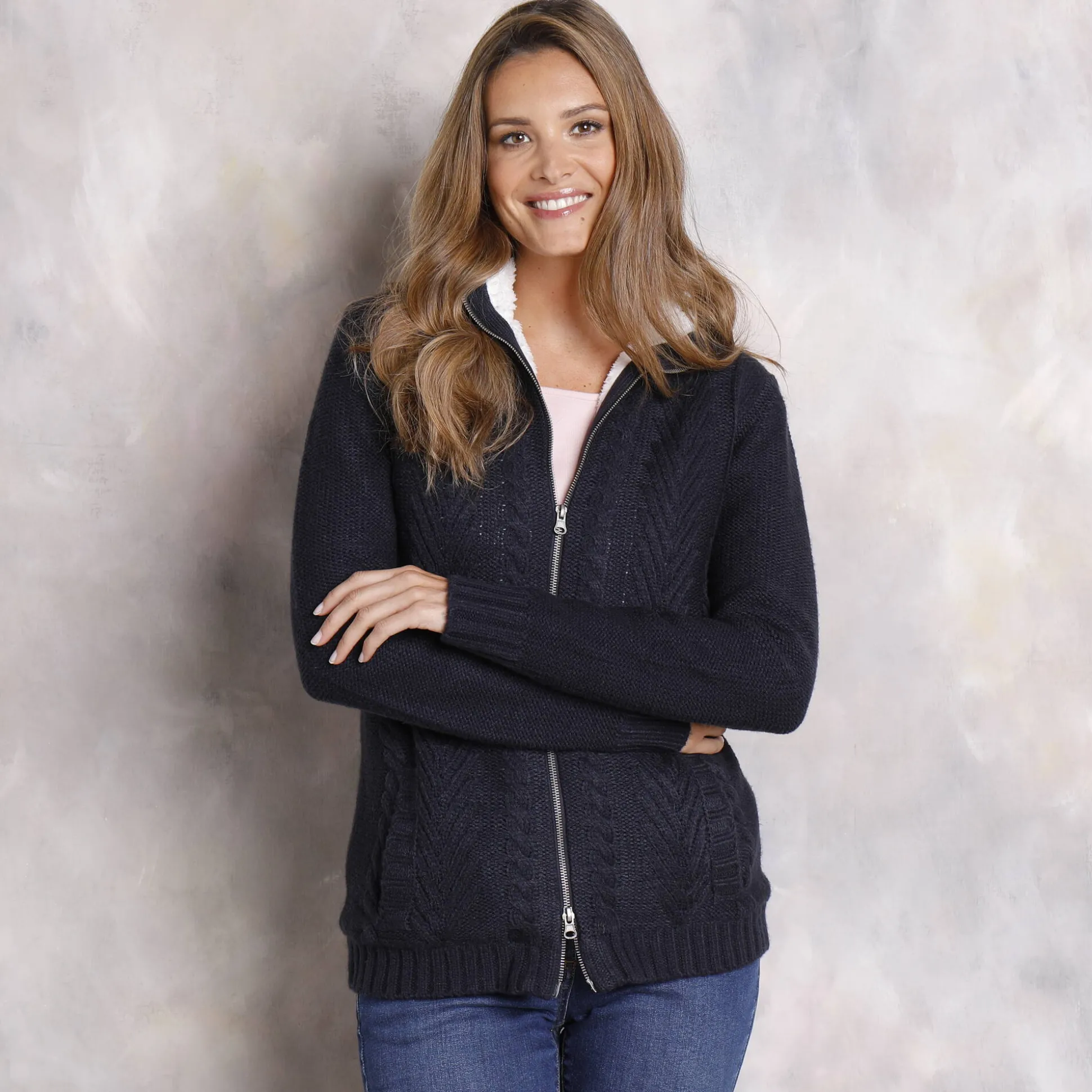 Vest met rits en kabelmotieven, gevoerd met pluchetricot