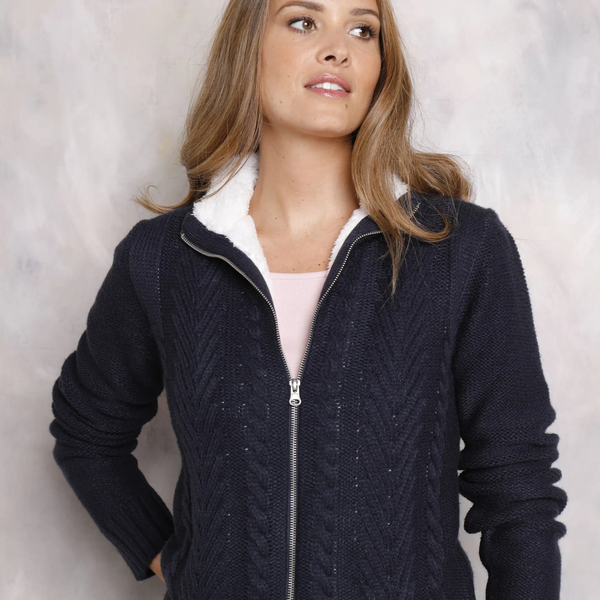 Vest met rits en kabelmotieven, gevoerd met pluchetricot