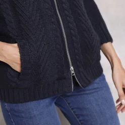 Vest met rits en kabelmotieven, gevoerd met pluchetricot