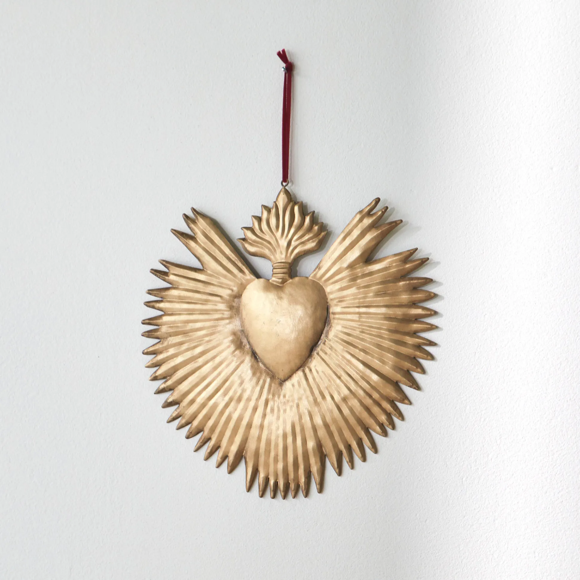 Wanddecoratie ex voto, goudkleurig metaal
