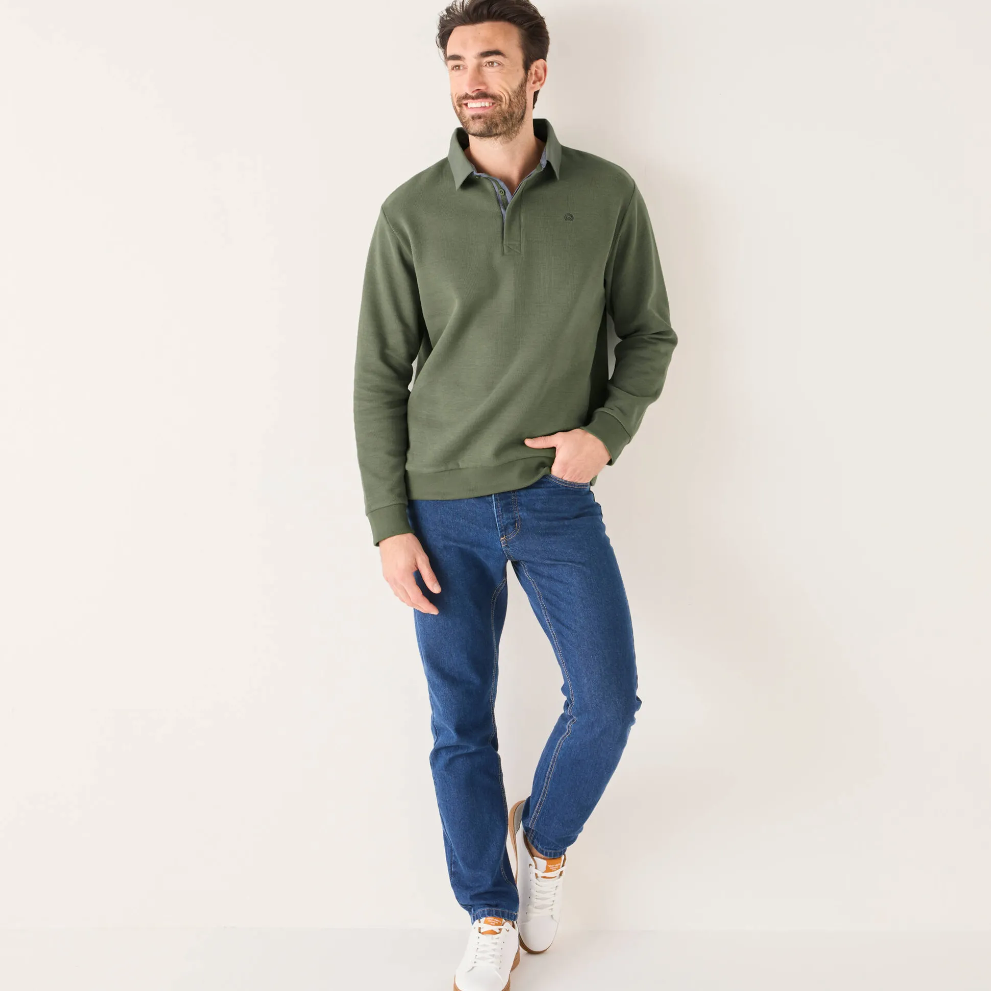 Warme sweater met polokraag, borduursel op de borst, in ribtricot