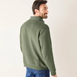 Warme sweater met polokraag, borduursel op de borst, in ribtricot